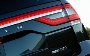 15LincolnNavigator_34_HR
