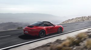 2018-Porsche-911-GTS-14