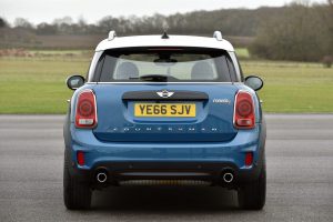 P90246019_highRes_mini-cooper-s-countr