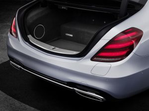 Mercedes-Benz-S560e-7