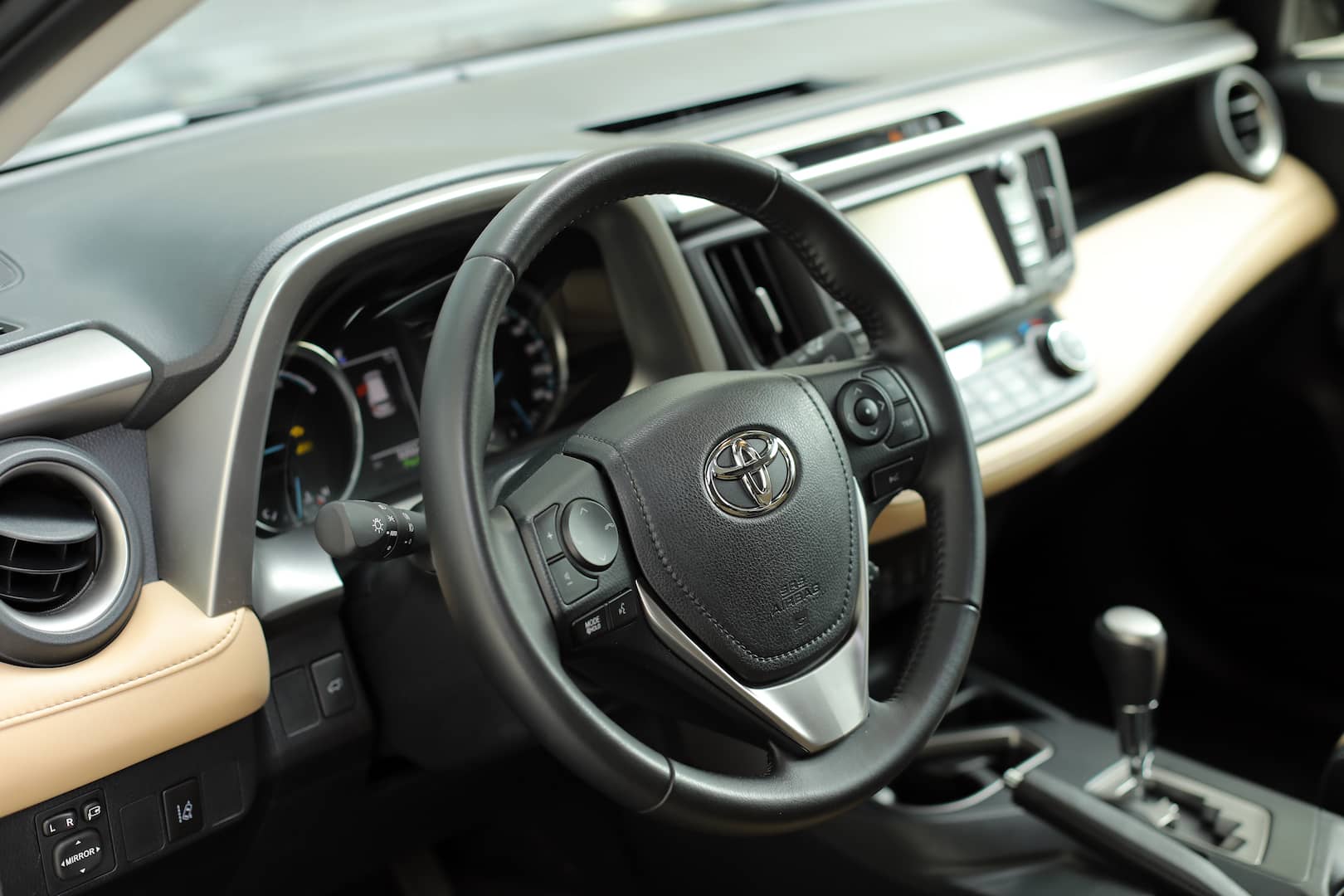 /></p><p>Echiparea intermediară <strong>Elegance</strong> costă de la <strong>34.660 euro cu TVA</strong> și vine în standard cu tracțiunea integrală. Te mai poți bucura de scaun șofer cu reglaj acționat electric pe înălțime și sprijin lombar reglabil electric, faruri full LED și hayon cu senzor hands-free.</p><p>Ultima versiune disponibilă este <strong>Luxury</strong>, care aduce cu sine trapă electrică, sistem de avertizare pentru ieșirea din parcare, monitorizare panoramică și scaun șofer cu memorie. Toate la un preț de <strong>36.875 euro cu TVA</strong>.</p><p>Toate aceste prețuri sunt la promoție în luna octombrie și reprezintă o reducere de 5% față de prețul de listă.</p><p> </p><p><strong><u>Ce este și cum funcționează sistemul Hybrid Synergy Drive? </u></strong></p><p>RAV4 HSD folosește un motor de 2.5 litri aspirat cu ciclu Atkinson ce favorizează eficiența în locul puterii ridicate, ajutat de un propulsor electric. Ansamblul dezvoltă 197 cai putere și este conectat la o transmisie automată e-CVT. Sub bancheta spate se află bateria NiMh de 1.8 kWh ce se încarcă prin recuperarea energiei la frânare sau de la motor.</p><p><img data-lazyloaded=