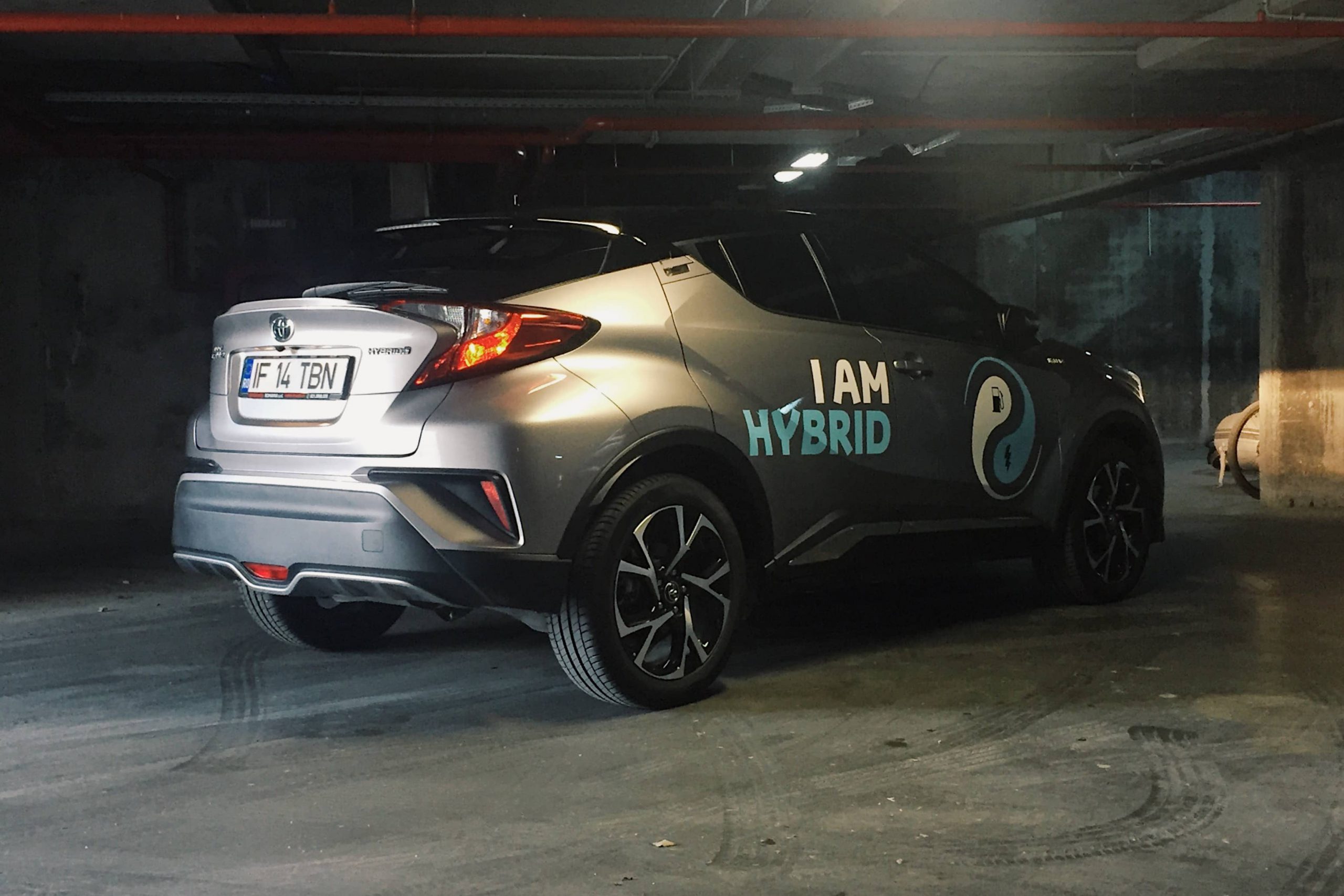  /></p><p><strong><u>Economia de combustibil și ținuta de drum</u></strong></p><p>Pe hârtie, C-HR hybrid sprintează până la 100 km/h în 11 secunde și atinge o viteză maximă de 170 km/h. În realitate, mașina se simte mai rapidă, mai ales în trafic urban, unde propulsorul electric își face simțit cuplul instant. Impresionante sunt, însă, cifrele economiei de combustibil: 3.8 l/100 km în regim combinat și emisii de CO2 cu valoarea de 87g/km.</p><p>Nu vei simți diferențe la condus între versiunea hibridă și un C-HR pe benzină cu transmisie automat, deși amortizoarele au fost puțin recalibrate pentru a suține greutatea în plus a bateriei. Mai mult, distribuția greutății a fost îmbunătățită prin poziționarea acesteia sub bancheta spate, ceea ce aduce, în teorie, o ținută de drum mai neutră, implicit mai sigură.</p><p>Dacă vă doriți un model compact hibrid, cu gardă la sol și poziție de condus ceva mai înalte pentru a putea fi stăpân pe traficul urban, aveți răspunsul în crossoverul Toyota C-HR Hybrid, ce vă așteaptă la showroom pentru un eco-test-drive.</div></div><style>#col-863361917 > .col-inner {
  padding: 20px 20px 20px 20px;
}
@media (min-width:550px) {
  #col-863361917 > .col-inner {
    padding: 40px 40px 40px 40px;
  }
}</style></div></div></div><style>#section_1524014826 {
  padding-top: 0px;
  padding-bottom: 0px;
}
@media (min-width:550px) {
  #section_1524014826 {
    padding-top: 0px;
    padding-bottom: 0px;
  }
}</style></section><div class=