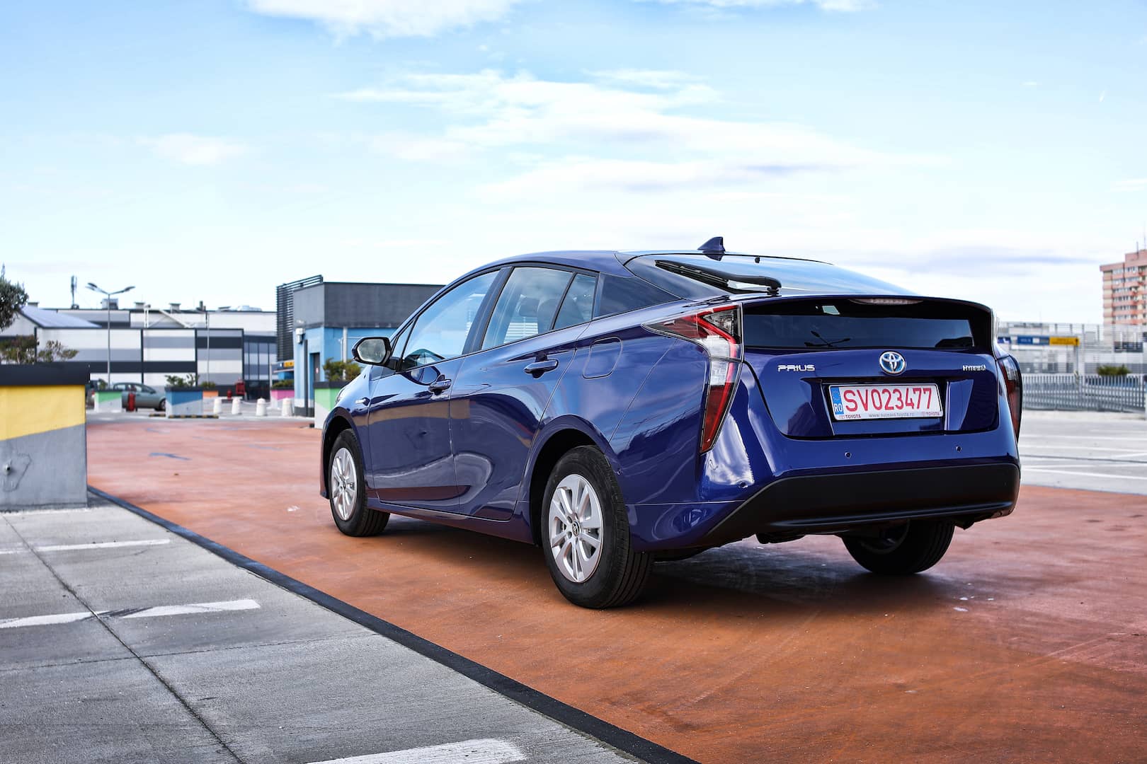 /></p><p><strong><u>Cât costă noua generație Toyota Prius? </u></strong></p><p> </p><p>În România, Prius are un preț de pornire <strong>de 28.163 euro cu TVA</strong>, însă în luna octombrie există o promoție ce scade prețul până la <strong>26.473 euro cu TVA pentru echiparea Terra</strong>. Aceasta îți aduce jante de aliaj de 15”, tepițerie din stofă, volan multifuncțional reglabil pe înălțime și adâncime, cameră marșarier, aer condiționat automat pe două zone, scaun sofer cu suport lombar reglabil electric, scaune față încălzite, banchetă rabatabilă 60/40, geamuri electrice față/spate, două prize de 12V, computer de bord cu ecran de 4.2”, tempomat adaptiv, cotieră față, sistem multimedia Toyota Touch 2 cu ecran tactil de 7”, 6 difuzoare, Bluetooth, USB, senzor de lumină, oglinzi electrice pliabile electric, încălzite și reglabile electric, keyless entry & start, faruri LED, proiectoare de ceață și sistem de menținere a benzii de rulare cu asistență la viraj. Singurele dotări opționale sunt vopseaua metalizată, alte modele de jante și sistemul de navigație.</p><p>Pentru doar <strong>653 euro în plus </strong>poți avea echiparea <strong>Luna</strong> care plusează cu volan îmbrăcat în piele, materiale soft-touch, geamrui față oleofobe, head-up display, sistem de monitorizare a unghiului mort și sistem de detectare a traficului din spate.</p><p>Echiparea <strong>Sol costă 31.733 euro cu TVA sau 29.829 euro cu TVA la promoție</strong> și aduce sistem de navigație, sistem audio premium JBL cu 10 difuzoare, conectivitate Wi-Fi, recunoașterea vocii, jante de aliaj de 17”, senzori de ploaie, , senzori de parcare față-spate și sistem de parcare automată și încărcare wireless pentru smartphone.</p><p>Echiparea <strong>Sol+</strong> este cea de top și costă cu doar <strong>93 euro</strong> mai mult ca Sol. De acești bani te poți bucura de trapă electrică cu protecție anti-blocare, dar pierzi jantele de 17”, revenindu-se la cele de 15”.</p><p><img data-lazyloaded=
