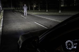 Weltpremiere in der Mercedes-Maybach S-Klasse: DIGITAL LIGHT: Das Licht der Zukunft kommt auf die Straße