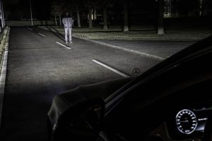 Weltpremiere in der Mercedes-Maybach S-Klasse: DIGITAL LIGHT: Das Licht der Zukunft kommt auf die Straße