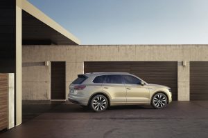 2019-VW-Touareg-03