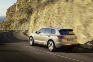 2019-VW-Touareg-05