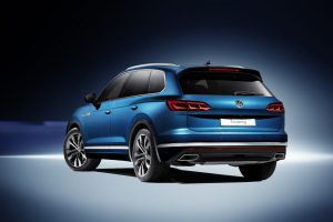 TOUAREG_3_4_BLAU_Heck_03_licht_an