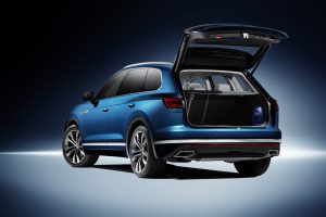 TOUAREG_3_4_BLAU_Heck_03_offen_var_licht_aus