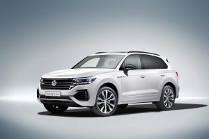 TOUAREG_3_4_FRONT_SCHWARZ_WEISS_15_licht_an