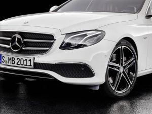 Jüngste Fahrassistenz-Systeme und neue Motoren zum Änderungsjahr: Die E-Klasse wird jetzt noch intelligenter