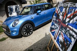 P90305851_highRes_new-mini-debuts-on-r