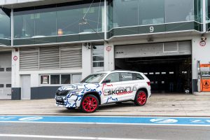 kodiaq-rs-skoda-record-nurburgring-car-out-of-garage