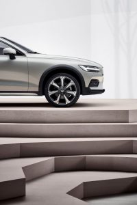 c8d668af-volvo-v60-cross-country-all-new-unveiled-3