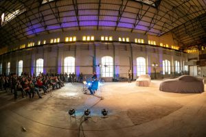 P90329612_highRes_bmw-8-series-media-l