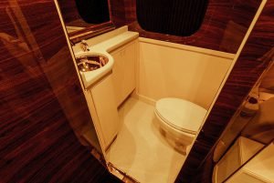 21f08d0c-lexani-g-77-sky-master-based-on-ford-f-550-4