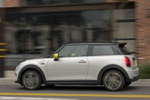 ad70156b-2020-mini-cooper-se-launched-5
