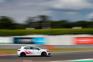 d4c34129-renault-megane-rs-trophyr-30