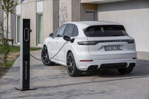052a2d90-porsche-cayenne-turbo-s-e-hybrid-2