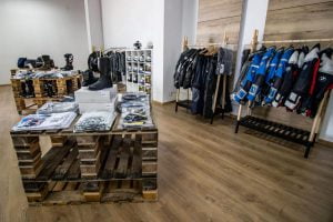 P90358824_highRes_motorcycle-hub-bucha