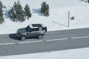 LR_DEF_90_20MY_Dynamic_On-Road_100919_03