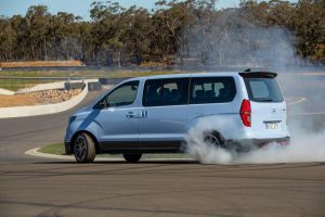 9053a632-hyundai-imax-n-drift-bus-5