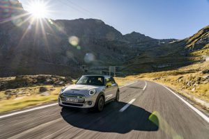 P90366520_highRes_mini-cooper-se-at-th