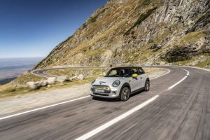 P90366521_highRes_mini-cooper-se-at-th