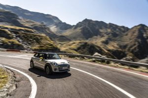 P90366527_highRes_mini-cooper-se-at-th