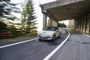 P90366727_highRes_mini-cooper-se-on-tr