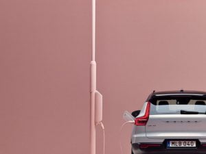ad75fc37-volvo-xc40-ev-recharge-24