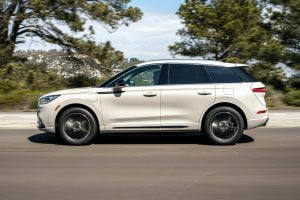 All-new-Lincoln-Corsair-Grand-Touring-PHEV-in-Ceramic-Pearl-12