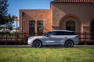 All-new-Lincoln-Corsair-Grand-Touring-PHEV-in-Ceramic-Pearl-7