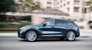 All-new-Lincoln-Corsair-Grand-Touring-PHEV-in-Flight-Blue-15
