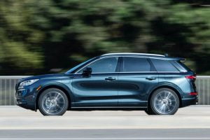 All-new-Lincoln-Corsair-Grand-Touring-PHEV-in-Flight-Blue-18