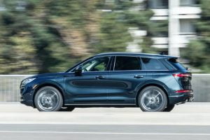All-new-Lincoln-Corsair-Grand-Touring-PHEV-in-Flight-Blue-20