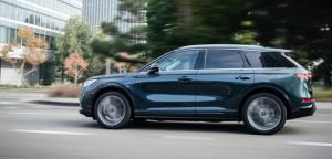All-new-Lincoln-Corsair-Grand-Touring-PHEV-in-Flight-Blue-31