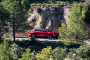 Aston-Martin-DBX_03