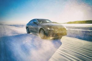 P90341112_highRes_the-bmw-i4-undergoes