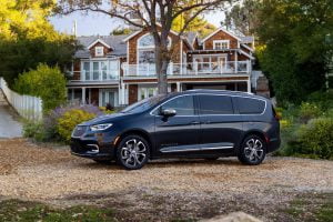 2021-Chrysler-Pacifica-2